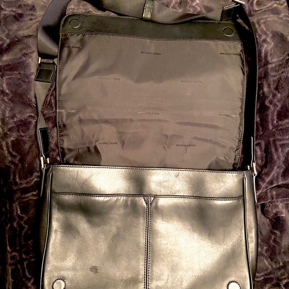 Michael Kors Messanger/Laptop Shoulder Bag - Picture 3 of 9